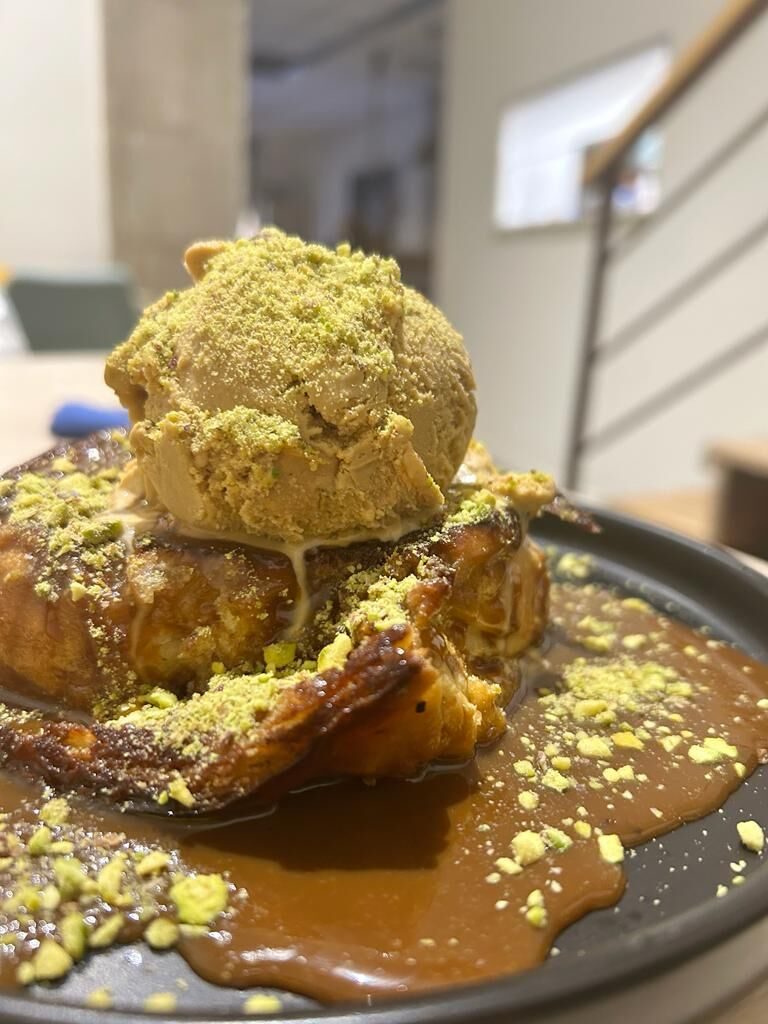Brioche y helado de turrón